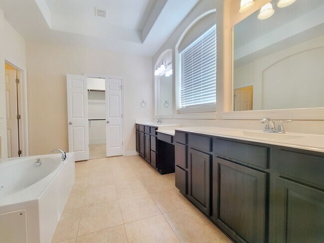 Building Photo - Large 3 Bedroom, 2.5 Bathroom Home – Fully Equipped Kitchen & Washer/Dryer Hookups