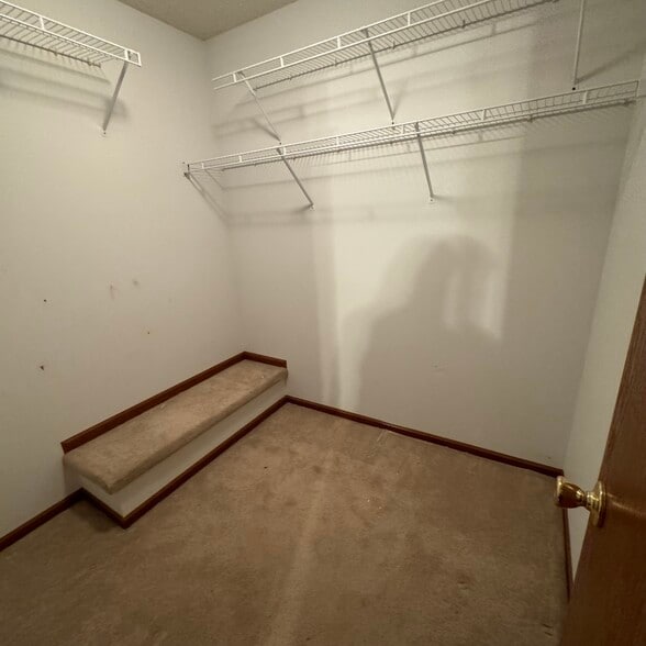 Walk in closets - 2928 Blackhawk Dr