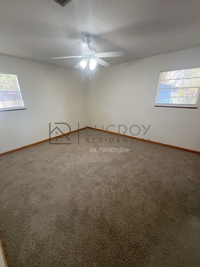 Building Photo - 2242 Castle Hill Dr