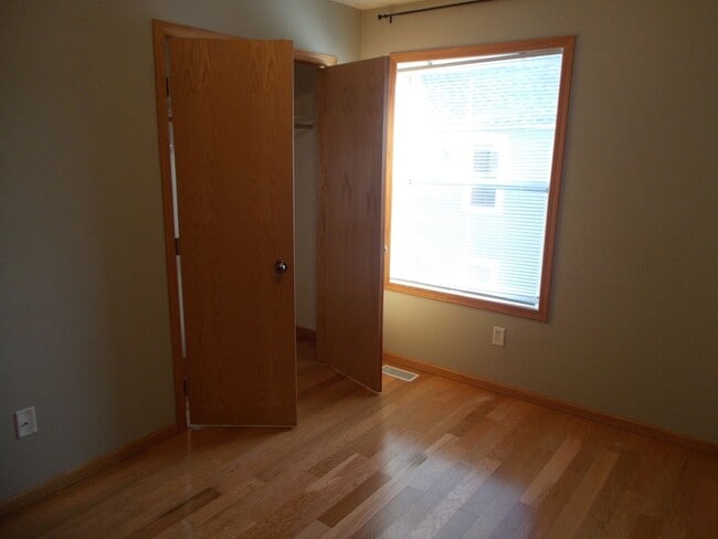 Building Photo - 3 Bedroom, 1 Bathroom Home.