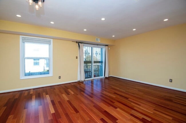 Building Photo - Bright 3 Bedroom Takoma Townhome with Park...