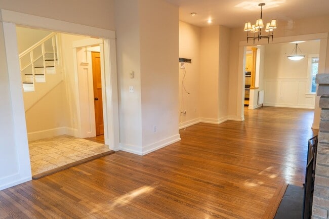 Building Photo - 4Bd/2.75Ba Seattle House