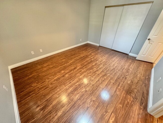 Building Photo - Spacious 2 bedroom condo with detached garage!!