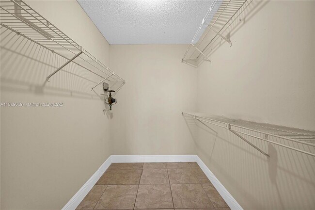 Building Photo - 8120 Geneva Ct