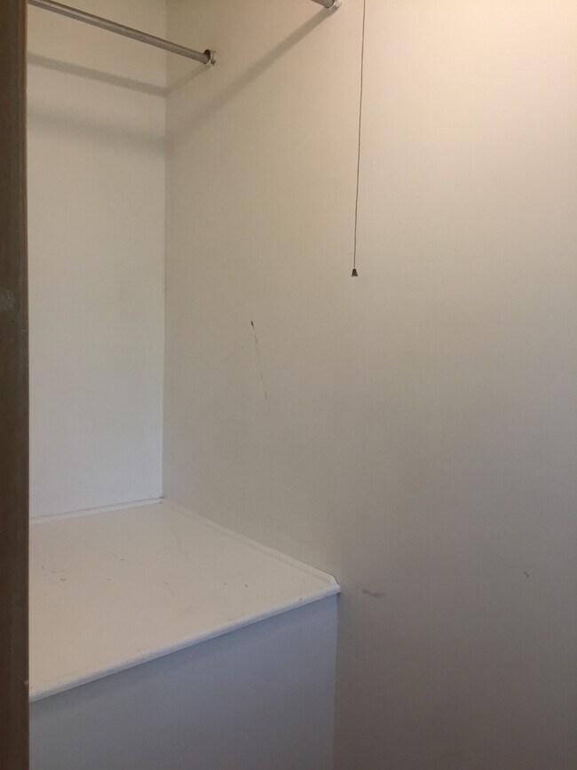 Building Photo - Gorgeous 2 Bedroom, 1.25 Bath Townhouse near UIHC