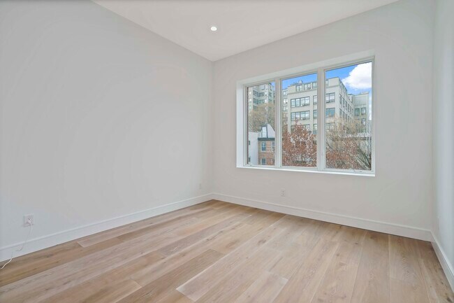 Building Photo - 45 Garnet St