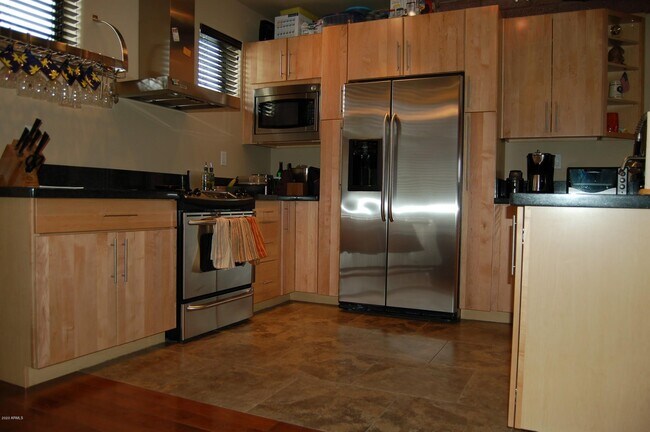 Building Photo - 572 W 5th St