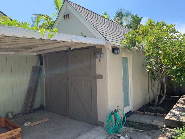 Building Photo - Terrific and Spacious Two Bedroom Westside...