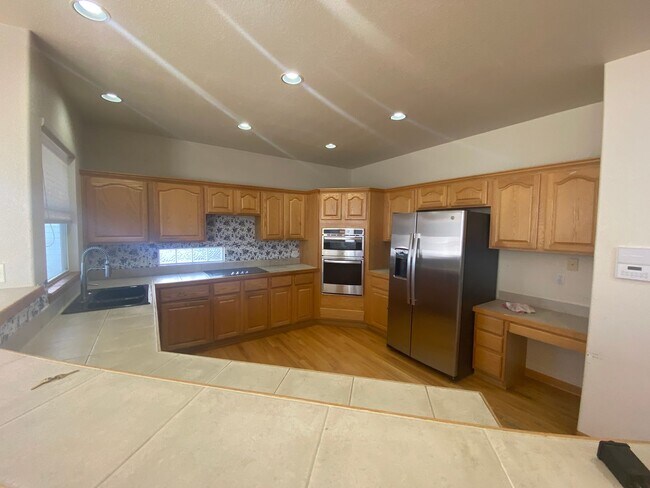 Building Photo - Large Home in Piney Creek