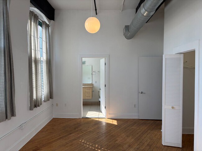 Building Photo - Sleek Manhattan Style Urban Condo Now Available in Byrne Lofts