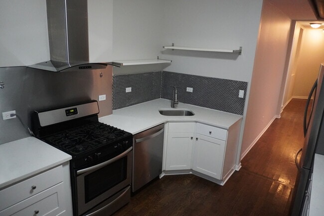 Building Photo - 867 E Pershing Rd