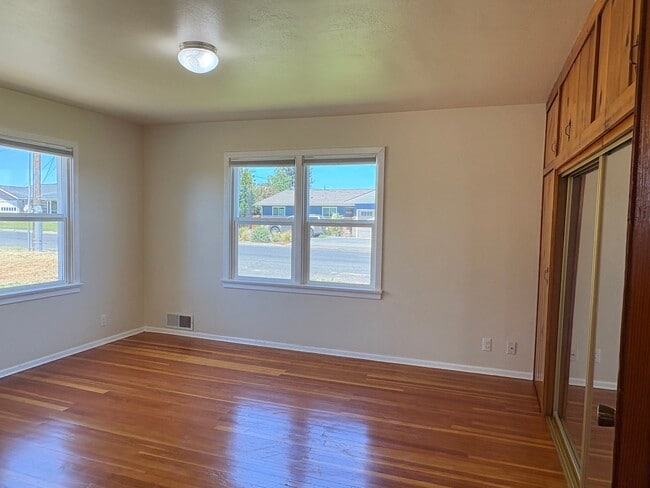 Building Photo - 501 Grandview Ave