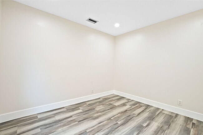 Building Photo - 4498 Dogwood Cir