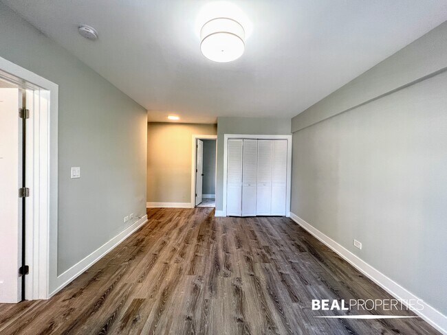 Building Photo - 505 W Belmont Ave