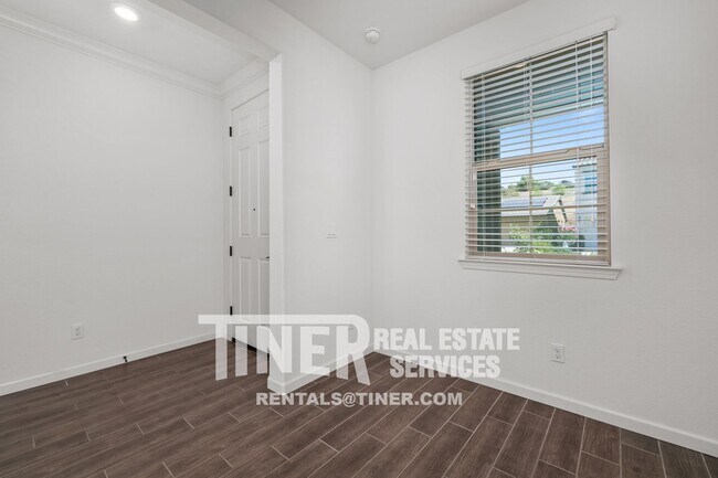 Building Photo - 8082 Avanti Dr