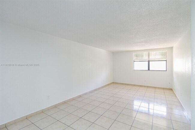 Building Photo - 606 W 81st St
