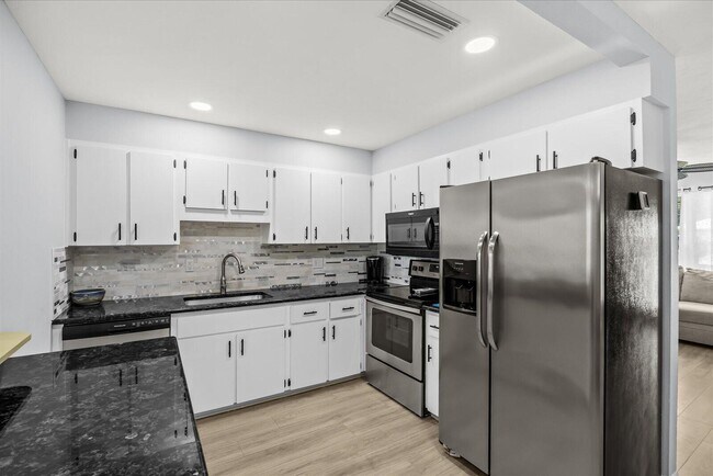Building Photo - 215 19th Ave