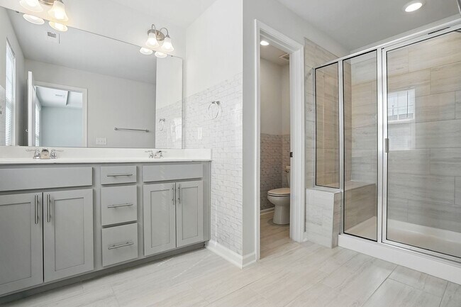 Building Photo - GREAT END UNIT IN CARY! Come see it today!