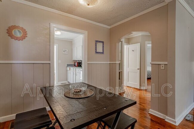 Building Photo - 4 Long Hill St