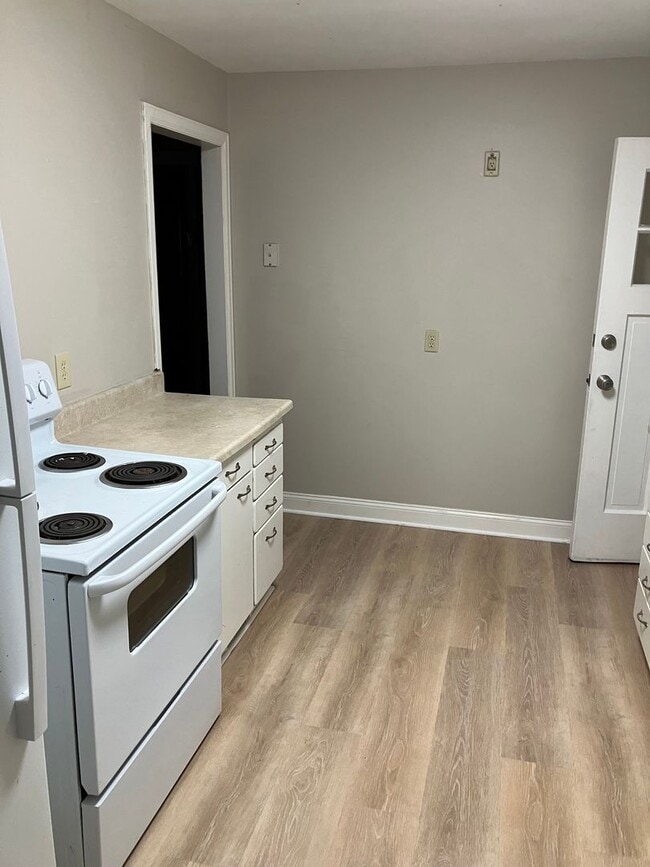 Building Photo - Spacious 5 bed, 2 bath classic brick home