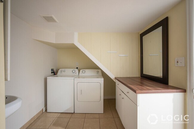 Building Photo - 822 E 50 S