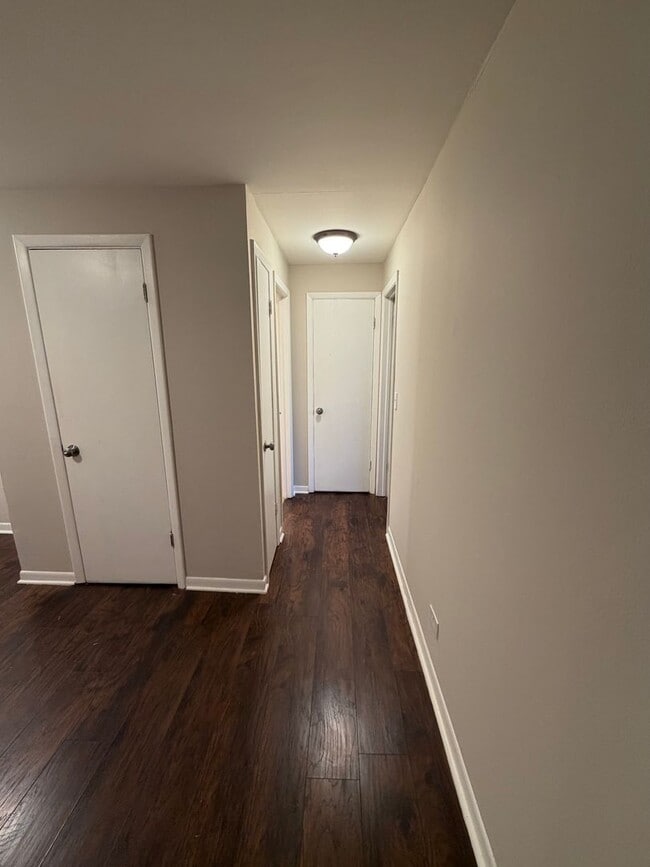 Building Photo - 1 Bed One Bath in DOWNTOWN Forest Park!!!