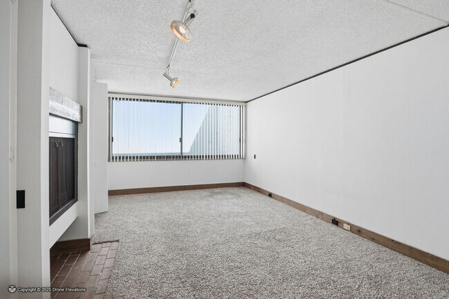 Building Photo - DOWNTOWN ~ Luxury Gene Leedy Townhouse ~ with Community Pool