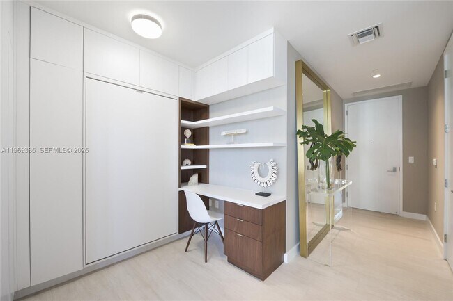 Building Photo - 2831 S Bayshore Dr