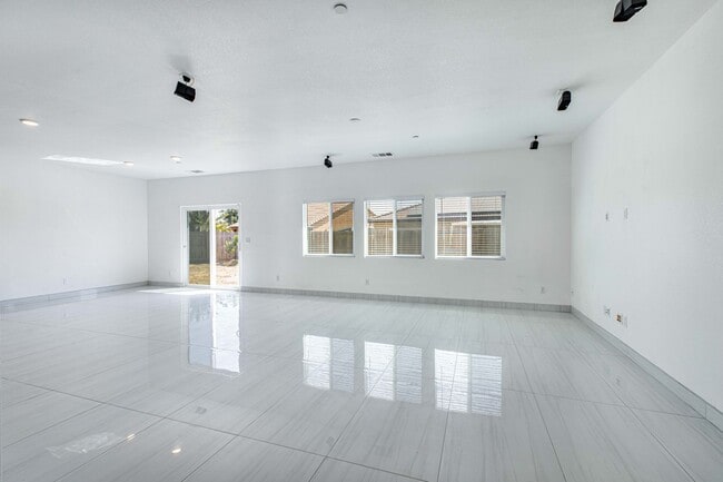 Building Photo - 4 bedroom home for RENT in Manteca with RV...