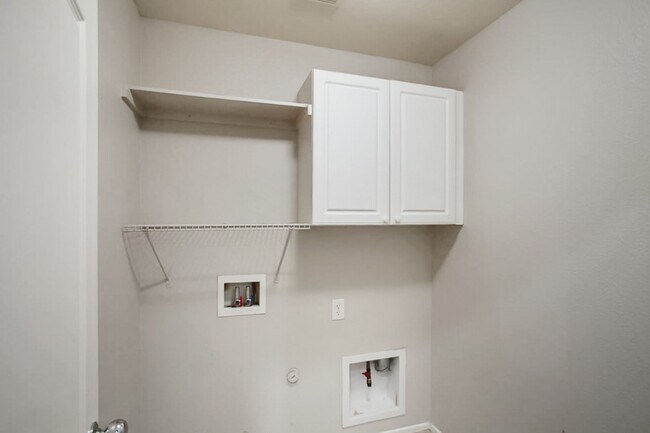 Building Photo - 4 Bedroom, 3 Den West Side Home