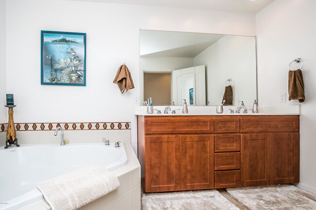 Building Photo - 17 W Vernon Ave