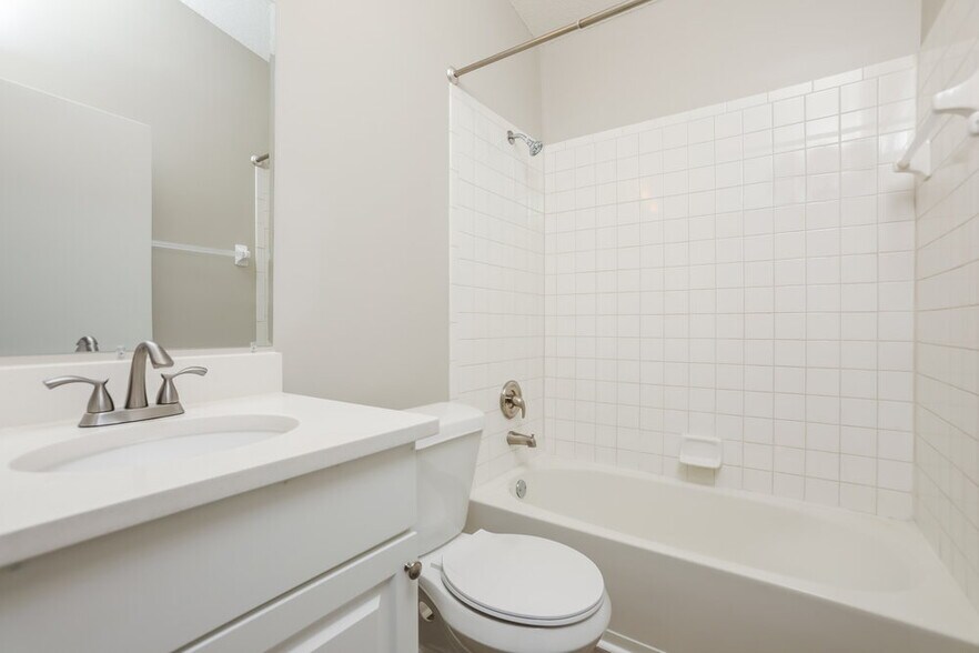 Building Photo - 1632 Chatham Cir