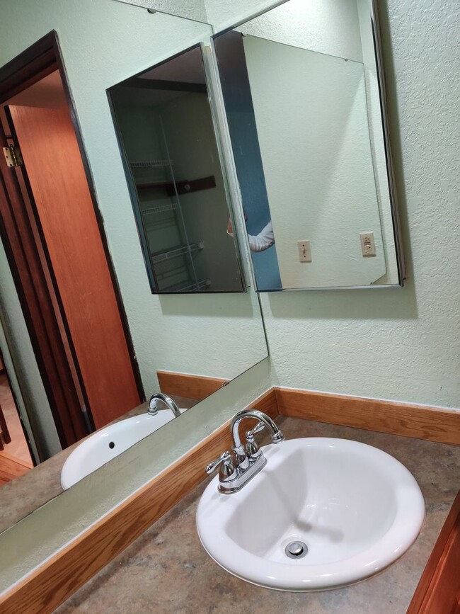 Building Photo - Beautiful 2 bedrooms 1.5 Bath