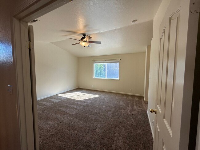 Building Photo - Nicely updated 4-bedroom in Oakdale!