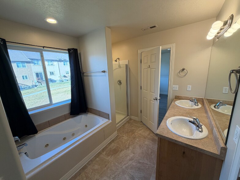 Building Photo - 1987 Churchill Dr