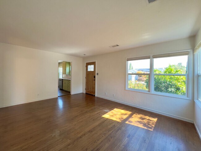 Building Photo - MON301