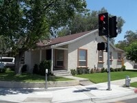 Building Photo - Super clean Fresno High home, close to the...