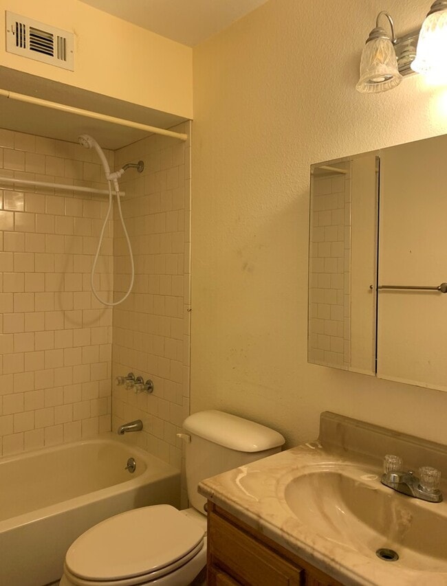Building Photo - Charming 2 bedroom 2 bath Townhome