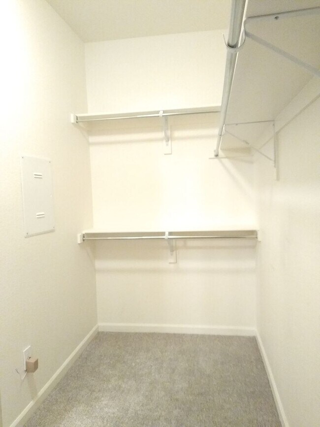 Building Photo - Beautiful and Spacious 3 Bedroom 2 Bath To...