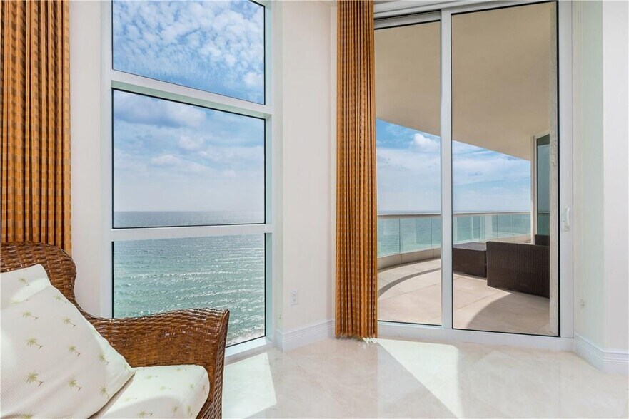 Building Photo - 16051 Collins Ave