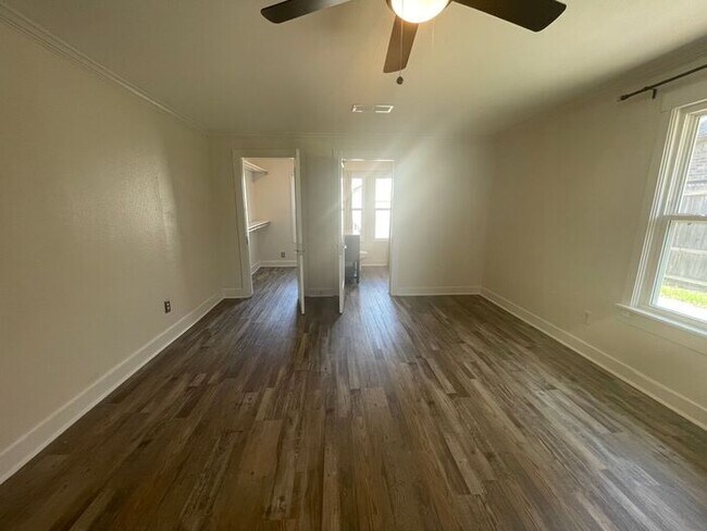 Building Photo - (("Wake Up in a Home YOU Love")) 2/2 STUNNING House Close to Exciting Downtown Fort Worth! An ABS...