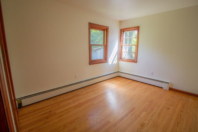 Building Photo - 2 BD 1BA Shaker Schools
