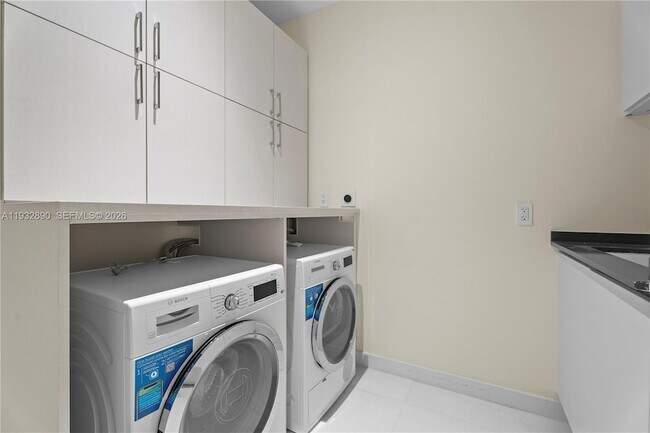 Building Photo - 300 Biscayne Blvd Way