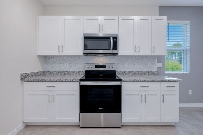 Building Photo - Like-New End-Unit 3 Bedroom Townhome