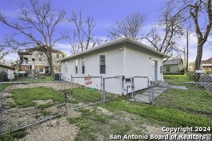 Building Photo - 1108 N Flores St