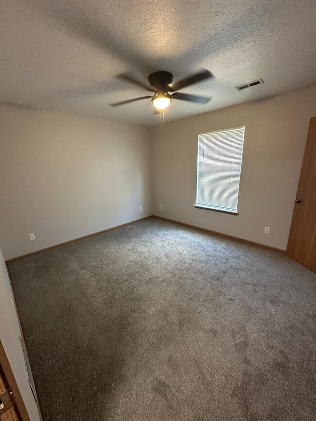 Building Photo - 106 S Woods Ct