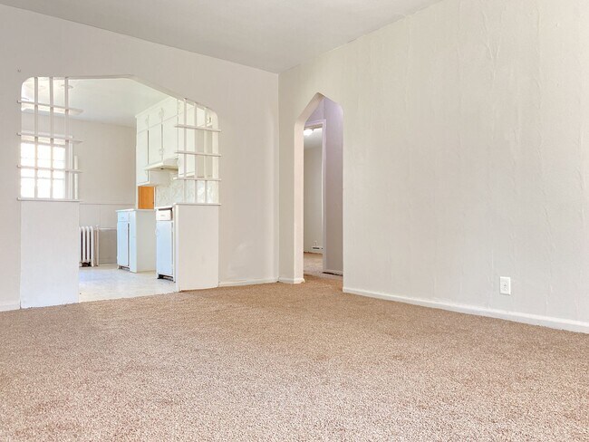 Building Photo - Cozy 4 bed 1.5 bath with a detached garage
