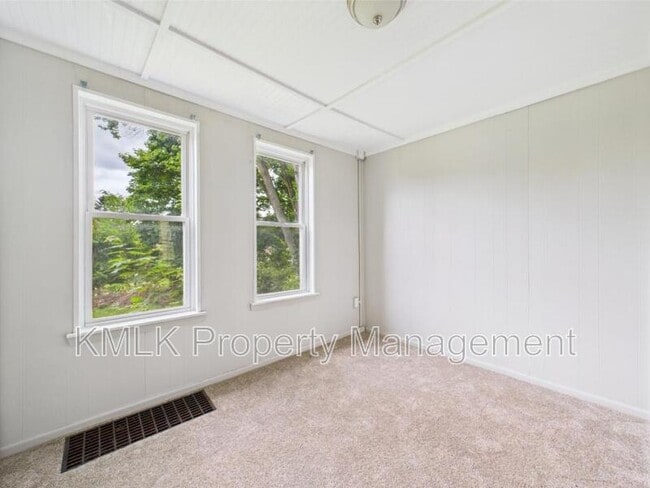 Building Photo - 448 E Voris St