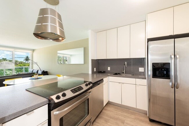 Building Photo - 100 Bayview Dr