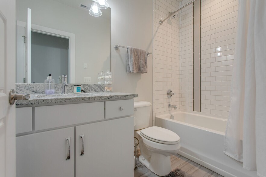 Upstairs bedroom bath - 1515 Porter Rd